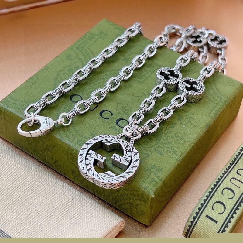 G*u*i necklaces